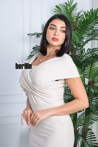 فستان ناعم مميز بأسلوب الكروس لون عاجي