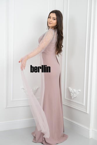 فستان سهرة أنيق بلون وردي بأكمام كيب شفافة مزينة ب...