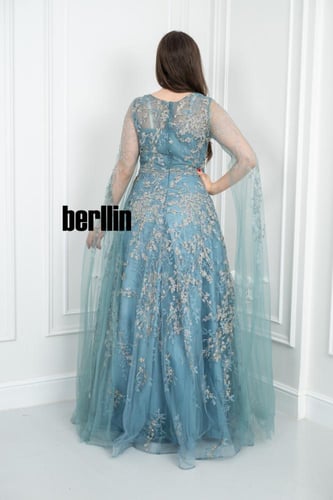 فستان سهرة أزرق ملكي بتطريزات فضية فاخرة وتصميم را...