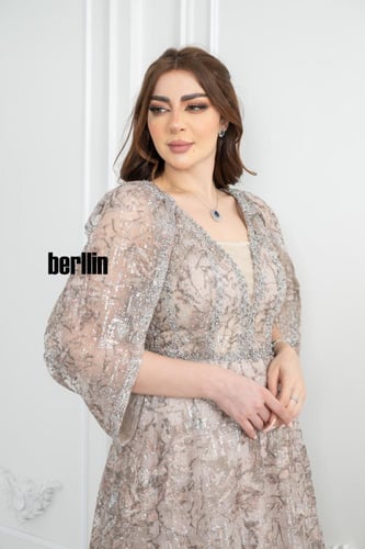 فستان سهرة طويل بليسية اوف شولدر مطرز لون لحمي فات...