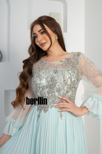 فستان سهرة شيفون مكسر مزين بالتطريز وقصة الكم لون...