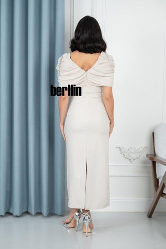 فستان أوف وايت أنيق بكاب فخم وتفاصيل براقة