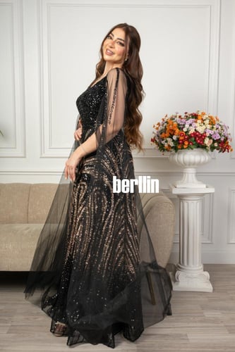 فستان سهرة مزين بالترتر بأكمام كيب شفاف لون اسود