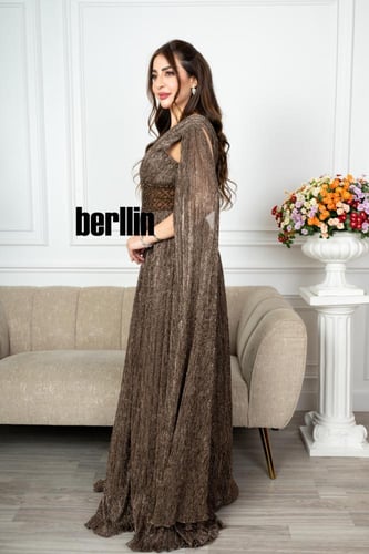 فستان سهره طويل بأكمام كيب لون بني غامق