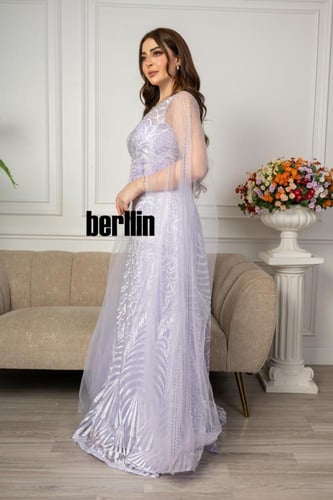 فستان سهرة طويل مطرز بفلاور ومميز بكم كيب على الكت...