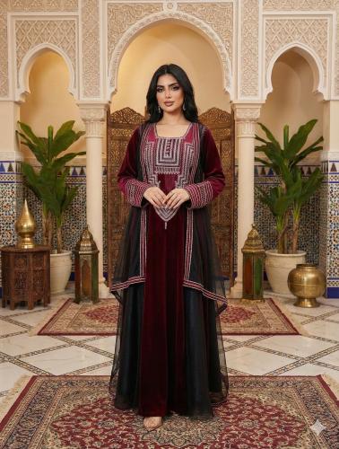 جلابية مخمل عودي وأسود بتطريز فضي وكاب تول