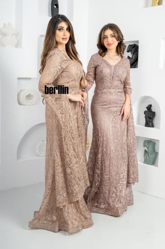 فستان سهره طويل بأكمام كيب مطرز ومزين بالفصوص