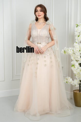 فستان سهرة خوخي بزهور ثلاثية الأبعاد وكاب تول ملكي