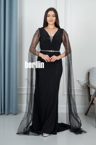 فستان سهرة أسود مزين بتطريزات براقة بقصة ضيقة تبرز...