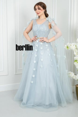 فستان سهرة أزرق سماوي بزهور ثلاثية الأبعاد وكاب تو...