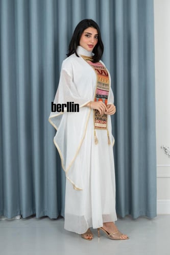 جلابية بيضاء بطابع تراثي فاخر بتصميم فضفاض