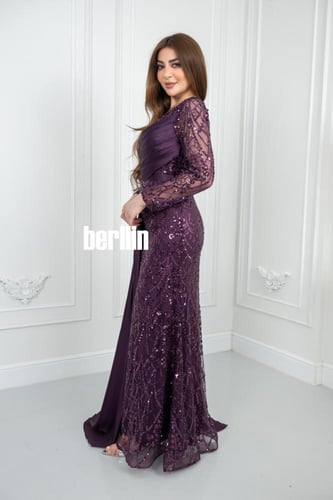 فستان سهرة موف بتطريز ترتر مع تصميم أنيق وأكمام شف...