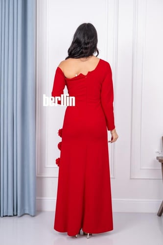 فستان بأكتاف مكشوفة زهور بارزة لون احمر