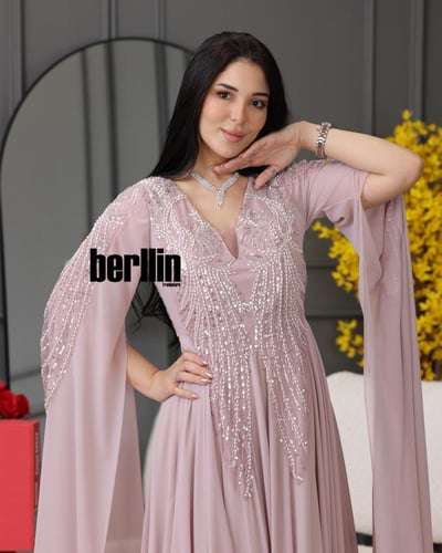 فستان سهرة مزين بشك بأكمام كيب لون لحمي