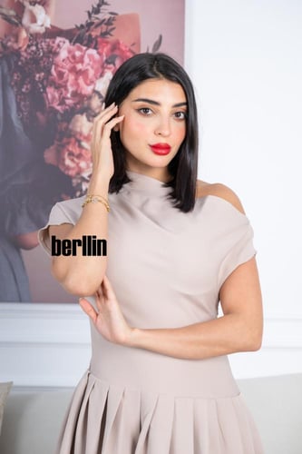 فستان أنيق بلون بيج ناعم بتصميم عصري راقٍ يتميز بك...