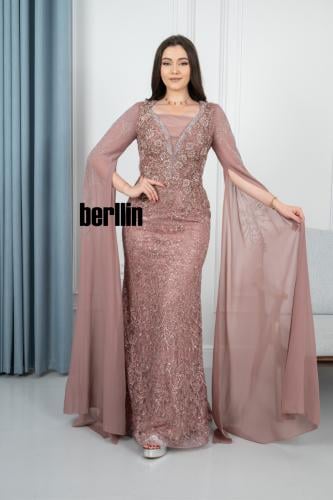 فستان سهرة طويل بأكمام كيب مطرز ومزين بالفصوص لون...