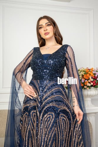 فستان سهرة مزين بالترتر بأكمام كيب شفاف لون كحلي