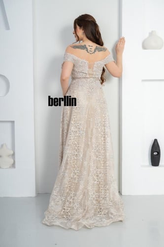 فستان سهرة درابية مزين بتشجيره وبالفصوص لون بيج