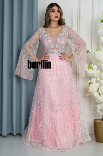 فستان سهرة وردي مطرز بالكامل باكمام شفافة طويلة وت...