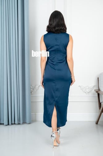 فستان أزرق أنيق بقصة ضيقة وكشكش جانبي فخم