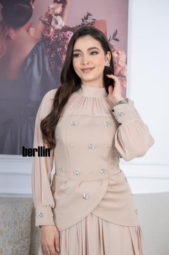 فستان سهرة بيج طويل راق هالتر بتصميم كلاسيكي وتطري...