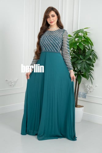 فستان تركواز بليسيه مطرز بخطوط ترتر لامعة