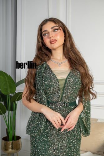 فستان سهرة ماكسي مطرز بأكمام شفافة لون اخضر زمردي