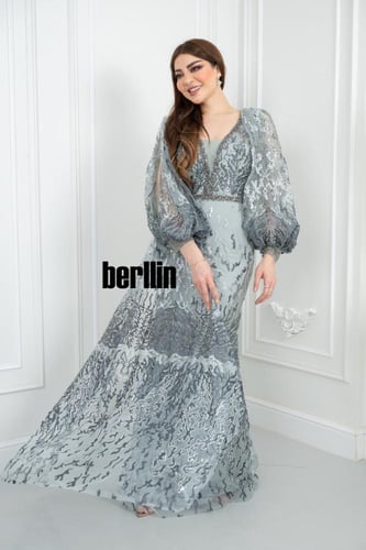 فستان سهرة أنيق بتصميم يتميز بتطريز فاخر مع أكمام...