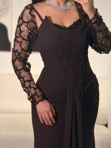 فستان "أوبرين" البني بتصميم المشد الملكي وأكمام ال...