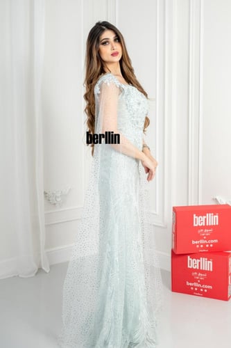 فستان سهرة ماكسي ضيق مطرز بأكمام كيب تيفاني فاتح