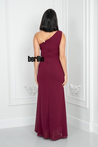 فستان طويل ملكي أنيق مميز بورد على الخصر بلون عناب...