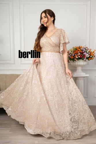 فستان سهرة طويل مطرز مزين بالفصوص لون ذهبي