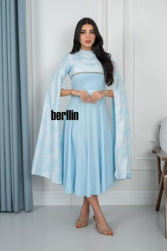 فستان ميدي بأكمام كيب مطرز لون سماوي