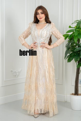 فستان سهره شامبانيا مطرز بنقوش براقة وتول مفتوحة