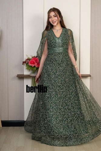 فستان سهرة أخضر زمردي مطرّز بتصميم أنيق وأكمام شفا...