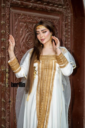 جلابية قطعتين بيضاء مذهبة أنيقة