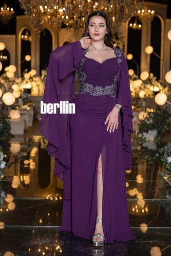 فستان سهرة طويل بنفسجي مطرز بالفضي مع أكمام كاب ان...