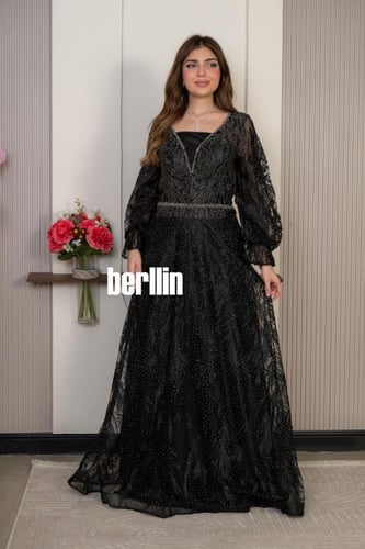 فستان سهرة أسود ملكي بتطريز الكريستال وأكمام بيشوب