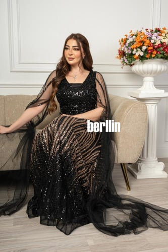 فستان سهرة مزين بالترتر بأكمام كيب شفاف لون اسود