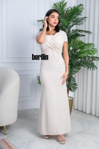 فستان ناعم مميز بأسلوب الكروس لون عاجي