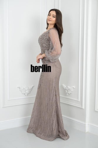 فستان سهرة أنيق لحمي غامق مطرز مع أكمام شفافة منفو...