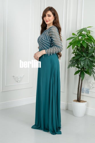 فستان تركواز بليسيه مطرز بخطوط ترتر لامعة