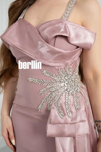 فستان سهره الوردي الهادئ بتطريز كريستالي وذيل ساتا...