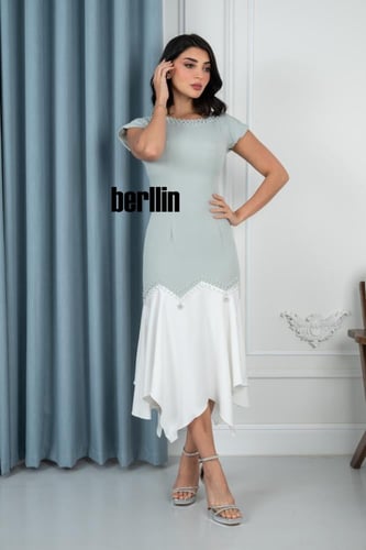 فستان سهرة أنيق بتصميم غير متماثل ولمسات فاخرة ممي...