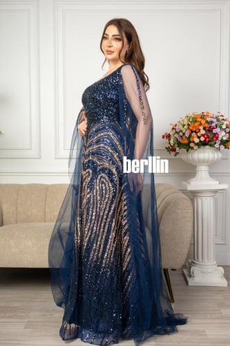 فستان سهرة مزين بالترتر بأكمام كيب شفاف لون كحلي