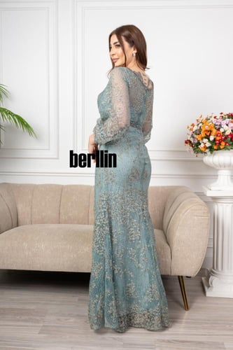 فستان سهرة طويل بنمط أزهار مزين بالخرز والفصوص لون...