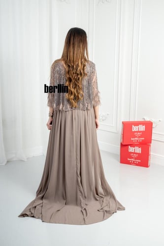 فستان طويل سهرة مزين بالريش والفصوص لون بني