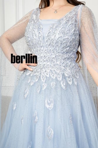 فستان سهرة مطرز من خامة التل الامع بأكمام كيب لون...