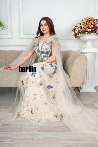 فستان سهرة طويل تل مورد بأكمام كيب مميز بالزهور