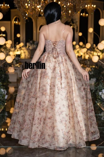 "فستان سهرة أوف وايت مزين بالزهور مع تطريز لامع وك...